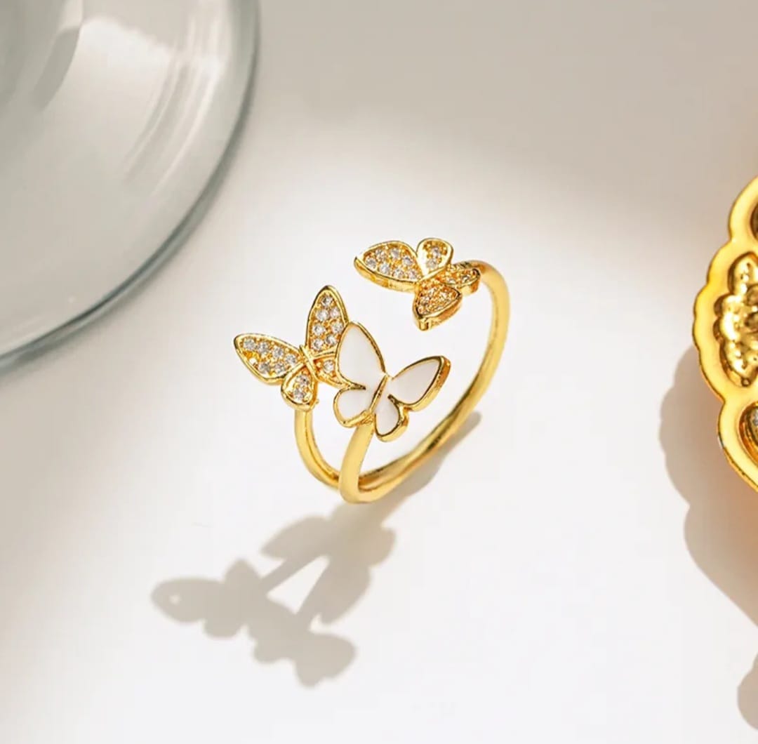 Bague élégante en or avec papillon