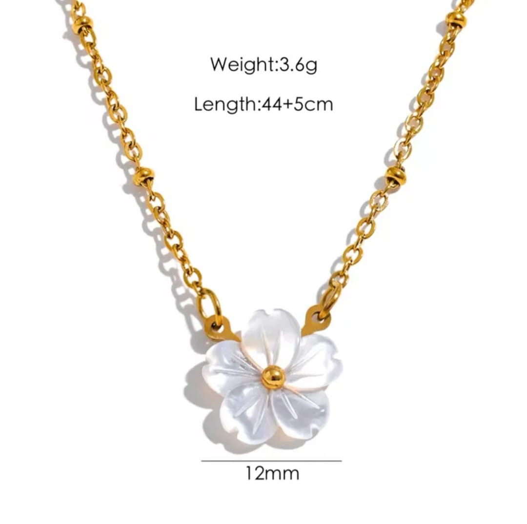 Collier élégant en or avec fleur