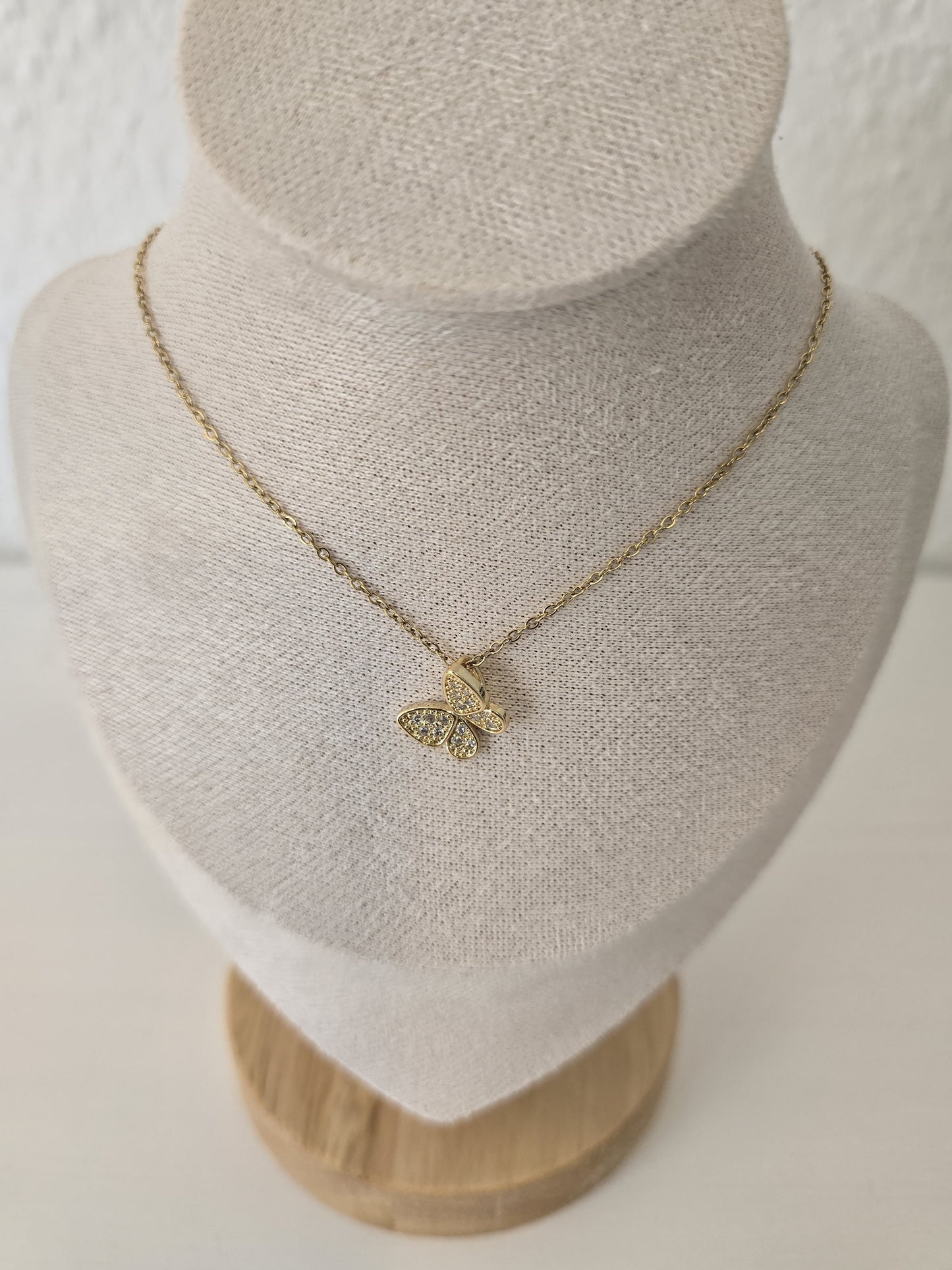 Collier délicat en or avec papillon