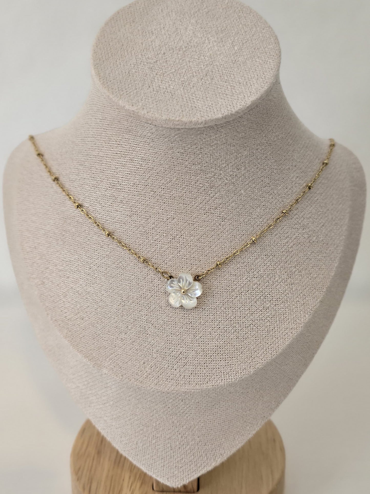 Elegant Gold Flower Necklace