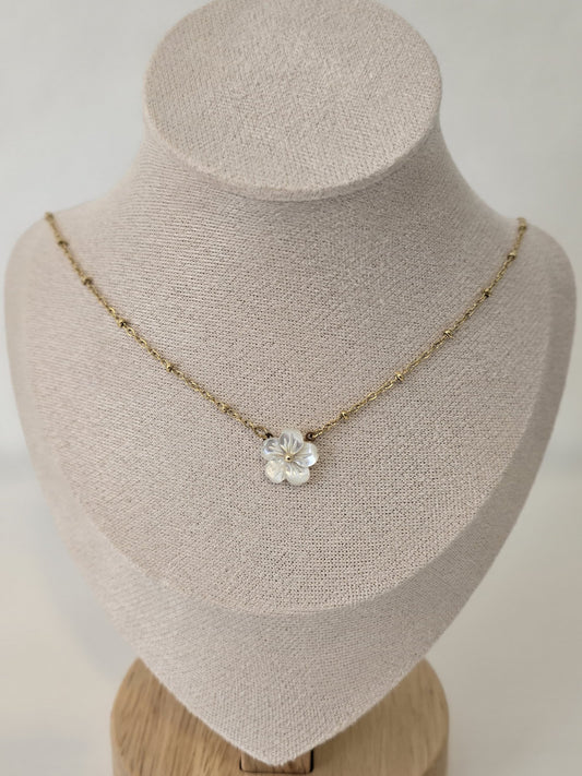 Elegant Gold Flower Necklace